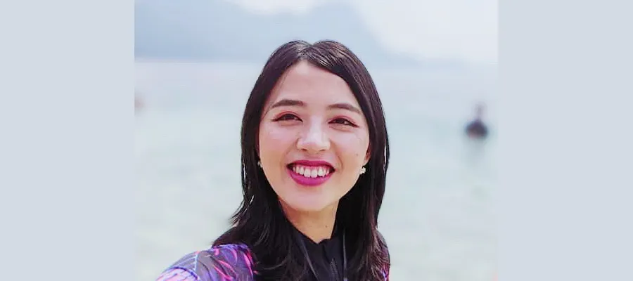 Tang Yi-Hua at the seaside